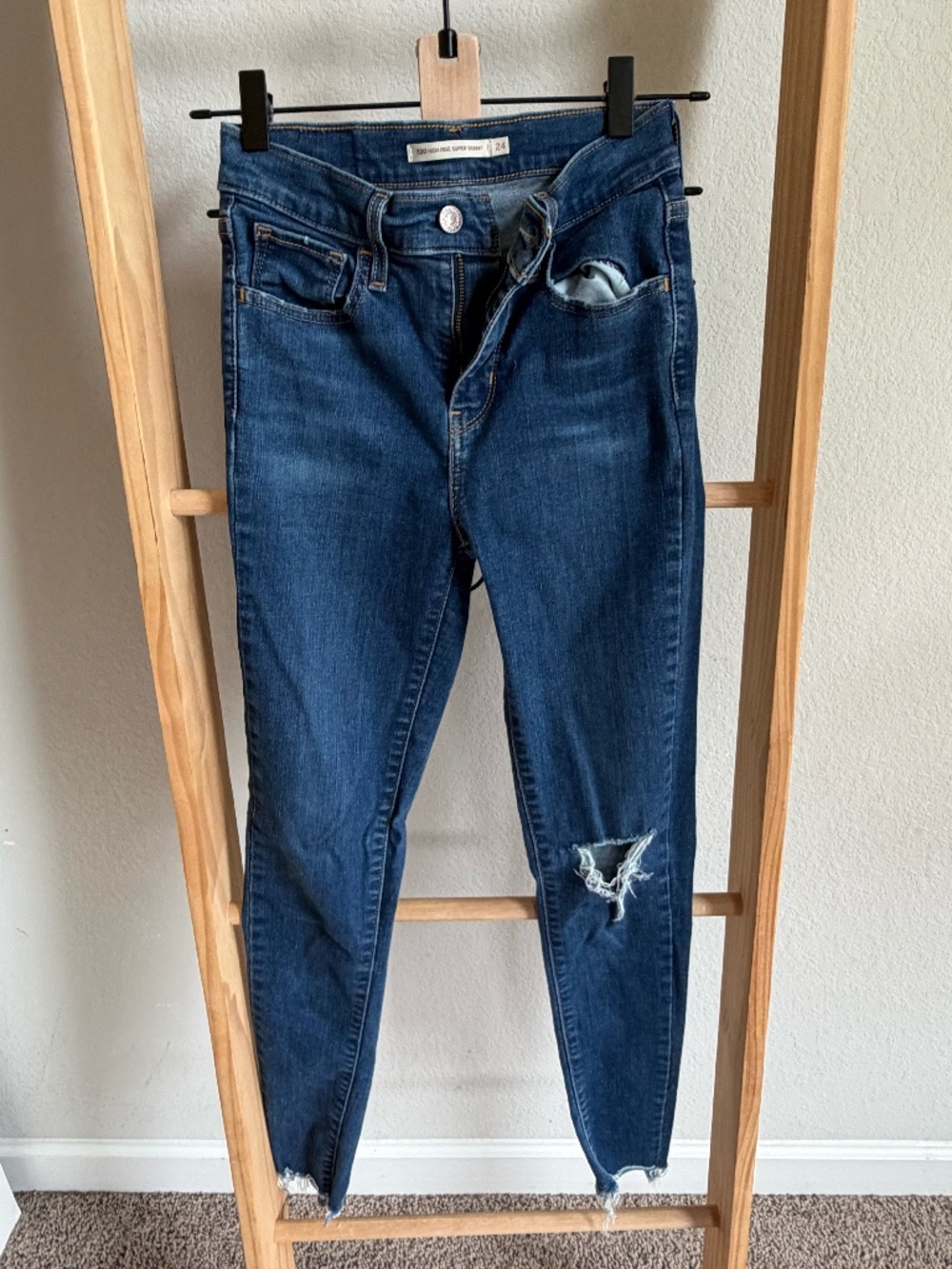 Levi’s 720 High Rise Super Skinny Distressed Frayed Hem Jeans – 24